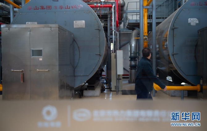 12月29日，北京熱力集團(tuán)朝陽第一分公司望京供熱服務(wù)站工作人員在鍋爐車間巡檢。當(dāng)日，入冬最強(qiáng)寒潮來襲，多地迎來今冬最寒冷天氣。新華社記者陳鐘昊 攝