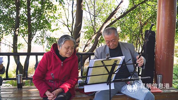 退休的黃興邦老爺爺拉二胡給大家唱歌助興。記者袁鴻凱 攝