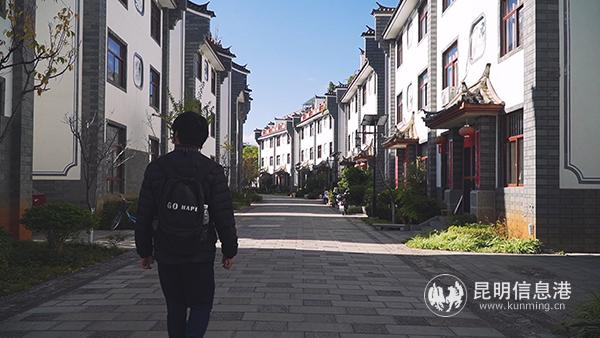 主持人走進玉泉湖小區(qū) 記者袁鴻凱 攝