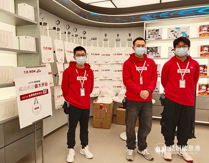 店內(nèi)為消費者提供服務(wù)的工作人員