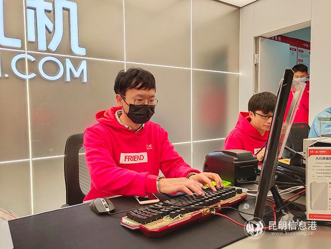 正在為用戶提供服務(wù)的工作人員