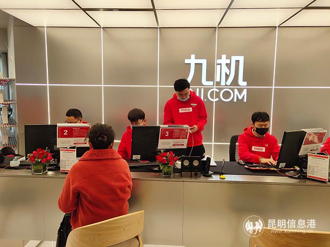 正在服務(wù)用戶的工作人員