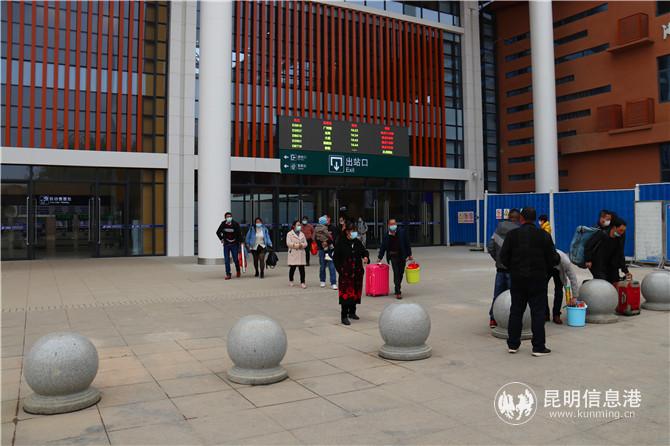 云桂客專(zhuān)彌勒站站房改擴(kuò)建完成 “盛裝”迎接小長(zhǎng)假首批旅客。通訊員王軍 攝2