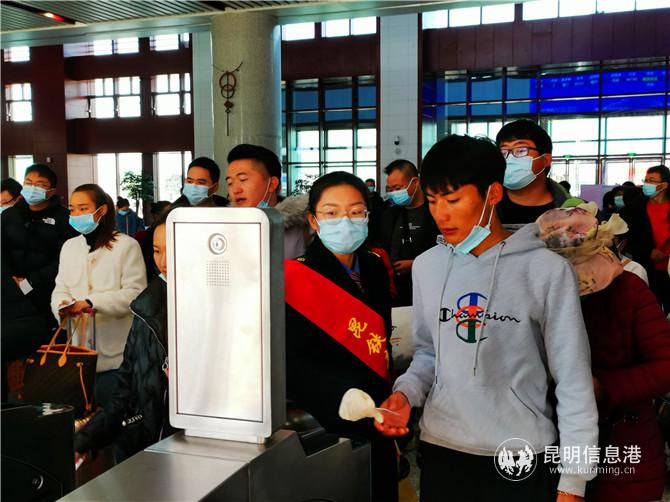 剛開通的大臨鐵路客流旺盛。通訊員郭婧 張偉明 攝2