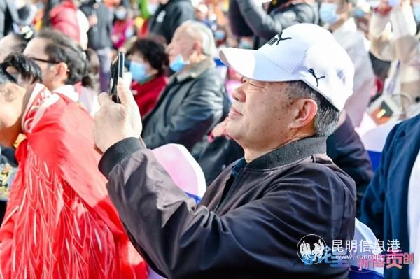 現(xiàn)場參加活動的觀眾拍照。供圖