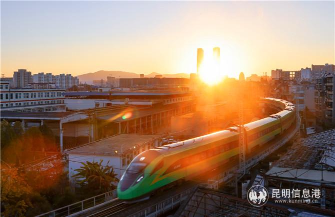 云南鐵路今天迎來元旦假期返程客流高峰。通訊員徐章位 黃婷婷 供圖