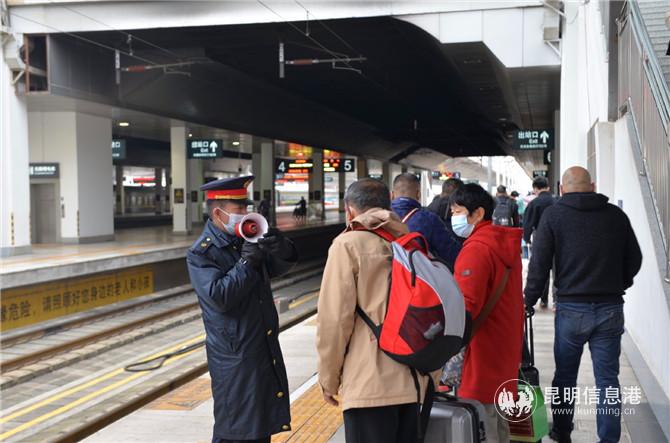 云南鐵路今天迎來元旦假期返程客流高峰。通訊員徐章位 黃婷婷 供圖2