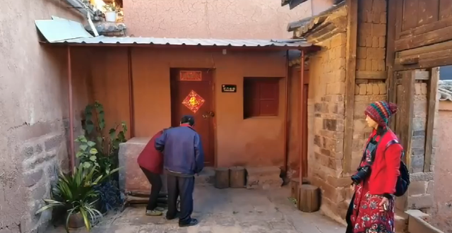 網(wǎng)曝大理一男子對老人下狠腳