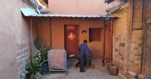 網(wǎng)曝大理一男子對老人下狠腳