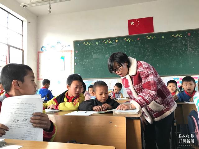 【大山里的老師】她的宿舍門口，總是放著山花野（春城晚報-開屏新聞記者 李春麗 攝影報道）