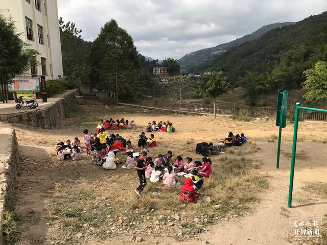 【大山里的老師】她的宿舍門口，總是放著山花野（春城晚報-開屏新聞記者 李春麗 攝影報道）