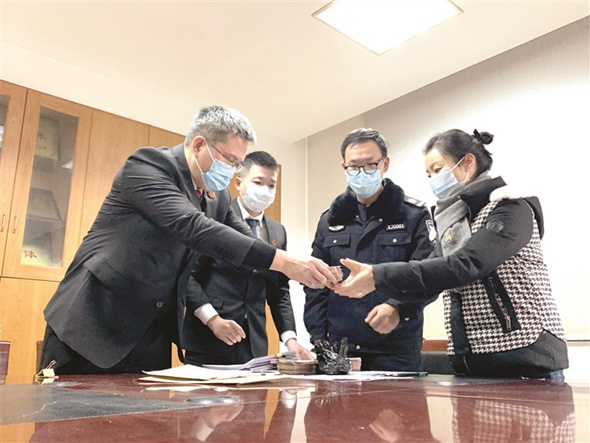 半年工資被拖欠 法院幫忙解“薪結”