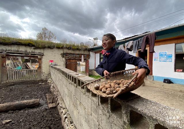 格茸卓瑪 :從月光之城飛向藍(lán)天 (春城晚報(bào)-開屏新聞?dòng)浾?木曉雯 周柯妤 王宇衡 攝影報(bào)道)6.jpg