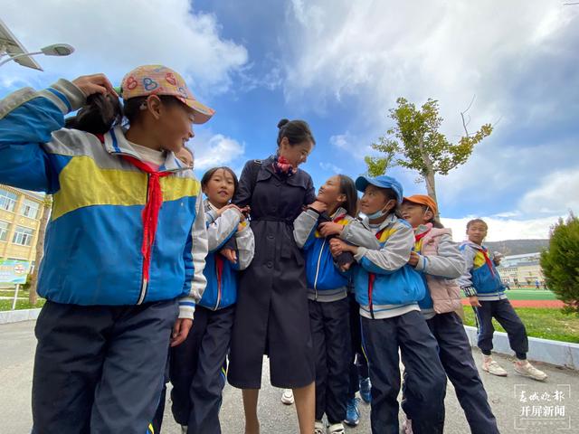 格茸卓瑪 :從月光之城飛向藍(lán)天 (春城晚報(bào)-開屏新聞?dòng)浾?木曉雯 周柯妤 王宇衡 攝影報(bào)道)13.jpg