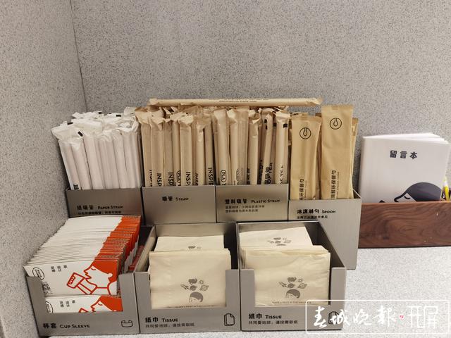 昆明多家奶茶店陸續(xù)更換紙吸管（ 春城晚報(bào)-開屏新聞?dòng)浾?劉文波 實(shí)習(xí)生 胡正男 攝）