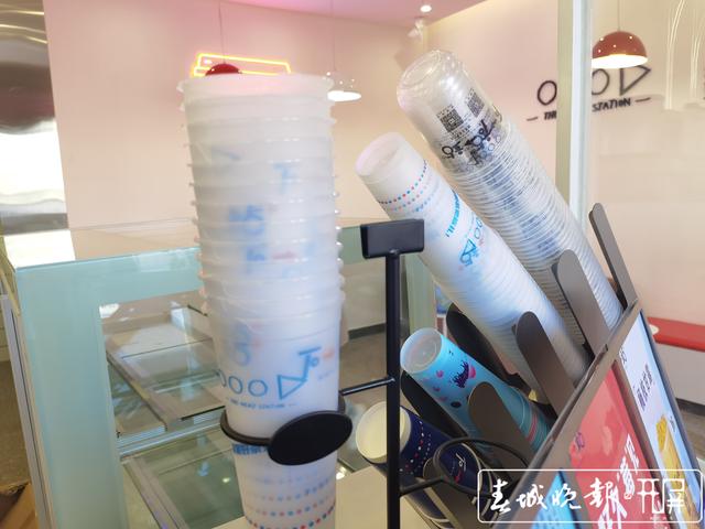 昆明多家奶茶店陸續(xù)更換紙吸管（ 春城晚報(bào)-開屏新聞?dòng)浾?劉文波 實(shí)習(xí)生 胡正男 攝）