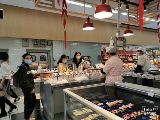 昆明速凍食品曾暴漲500%，“單身”和“懶宅”最愛（春城晚報-開屏新聞記者 李賽 攝影報道）