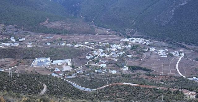 【2020迪慶故事】 千年尼西黑陶制陶人:一門手藝養(yǎng)活家鄉(xiāng)人(春城晚報-開屏新聞記者 木曉雯 周柯妤 王宇衡 攝影報道)村莊全景.jpg