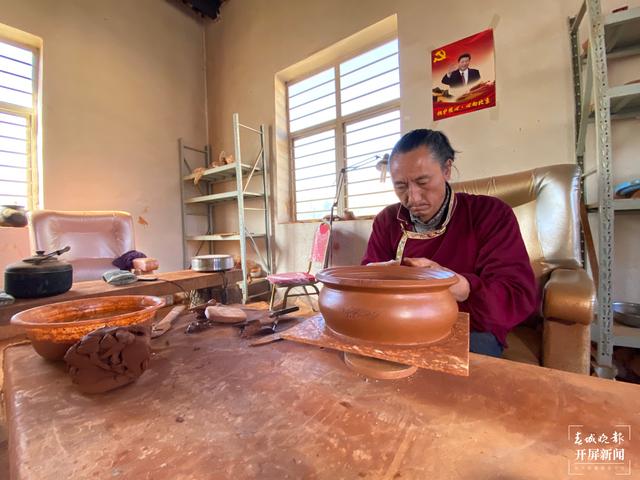 【2020迪慶故事】 千年尼西黑陶制陶人:一門手藝養(yǎng)活家鄉(xiāng)人(春城晚報-開屏新聞記者 木曉雯 周柯妤 王宇衡 攝影報道)6.jpg