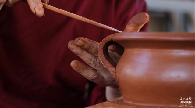 【2020迪慶故事】 千年尼西黑陶制陶人:一門手藝養(yǎng)活家鄉(xiāng)人(春城晚報-開屏新聞記者 木曉雯 周柯妤 王宇衡 攝影報道)2.jpg