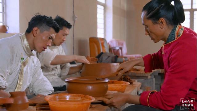 【2020迪慶故事】 千年尼西黑陶制陶人:一門手藝養(yǎng)活家鄉(xiāng)人(春城晚報-開屏新聞記者 木曉雯 周柯妤 王宇衡 攝影報道)當(dāng)珍批初和學(xué)徒.jpg