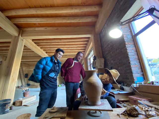 【2020迪慶故事】 千年尼西黑陶制陶人:一門手藝養(yǎng)活家鄉(xiāng)人(春城晚報-開屏新聞記者 木曉雯 周柯妤 王宇衡 攝影報道)7.jpg