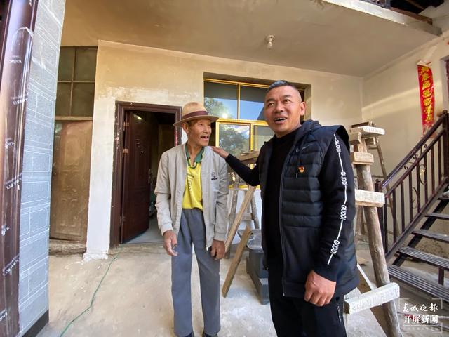 【2020迪慶故事】 鄉(xiāng)村旅游成就小康生活(春城晚報-開屏新聞記者 木曉雯 周柯妤 王宇衡 攝影報道)村民蓋上新房子1.jpg