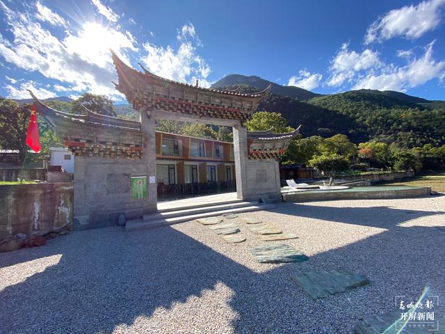 【2020迪慶故事】 鄉(xiāng)村旅游成就小康生活(春城晚報-開屏新聞記者 木曉雯 周柯妤 王宇衡 攝影報道)和新海帶領(lǐng)村民做起來的鄉(xiāng)村旅游精品民宿1.jpg