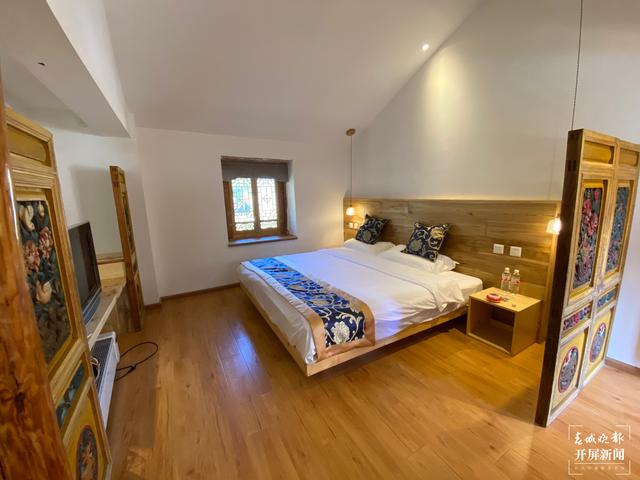 【2020迪慶故事】 鄉(xiāng)村旅游成就小康生活(春城晚報-開屏新聞記者 木曉雯 周柯妤 王宇衡 攝影報道)和新海帶領(lǐng)村民做起來的鄉(xiāng)村旅游精品民宿5.jpg