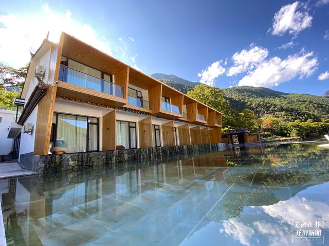 【2020迪慶故事】 鄉(xiāng)村旅游成就小康生活(春城晚報-開屏新聞記者 木曉雯 周柯妤 王宇衡 攝影報道)和新海帶領(lǐng)村民做起來的鄉(xiāng)村旅游精品民宿2.jpg