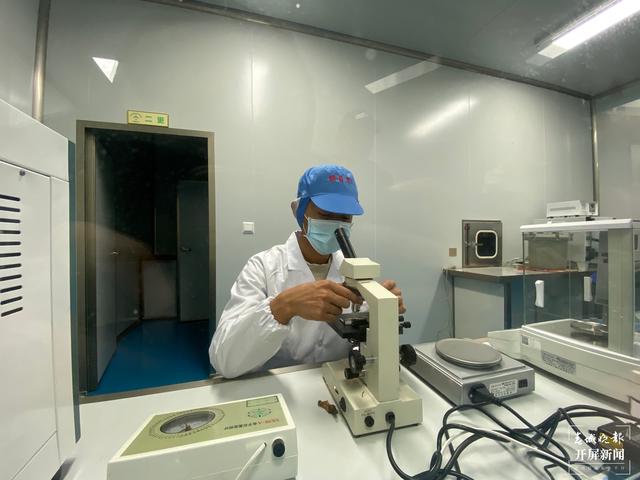 【2020迪慶故事】 鄉(xiāng)村旅游成就小康生活(春城晚報-開屏新聞記者 木曉雯 周柯妤 王宇衡 攝影報道)當(dāng)?shù)赝撂禺a(chǎn)流水線生產(chǎn)包裝 給當(dāng)?shù)啬贻p人提供就業(yè)崗位4.jpg