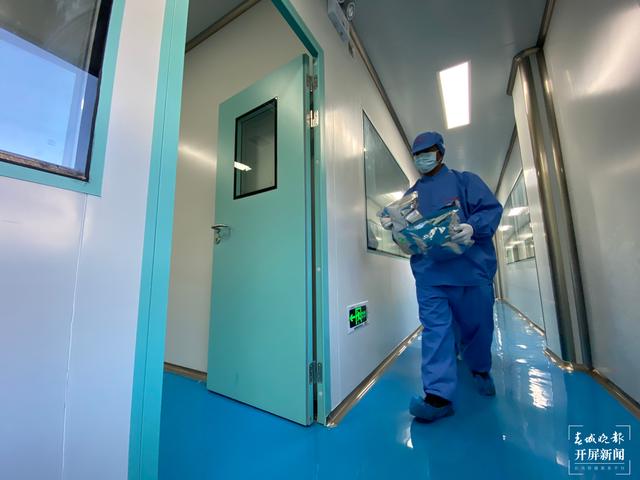 【2020迪慶故事】 鄉(xiāng)村旅游成就小康生活(春城晚報-開屏新聞記者 木曉雯 周柯妤 王宇衡 攝影報道)當(dāng)?shù)赝撂禺a(chǎn)流水線生產(chǎn)包裝 給當(dāng)?shù)啬贻p人提供就業(yè)崗位2.jpg