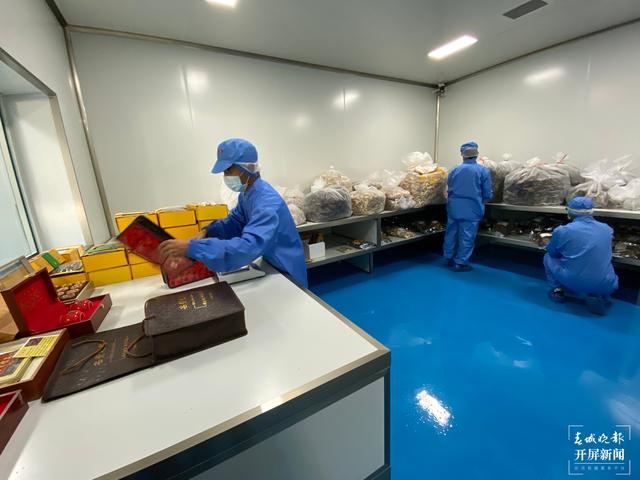 【2020迪慶故事】 鄉(xiāng)村旅游成就小康生活(春城晚報-開屏新聞記者 木曉雯 周柯妤 王宇衡 攝影報道)當(dāng)?shù)赝撂禺a(chǎn)流水線生產(chǎn)包裝 給當(dāng)?shù)啬贻p人提供就業(yè)崗位1.jpg