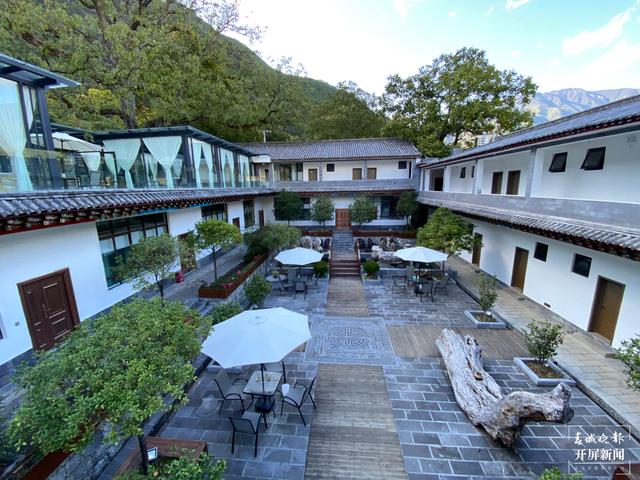 【2020迪慶故事】 鄉(xiāng)村旅游成就小康生活(春城晚報-開屏新聞記者 木曉雯 周柯妤 王宇衡 攝影報道)和新海帶領(lǐng)村民做起來的鄉(xiāng)村旅游精品民宿3.jpg