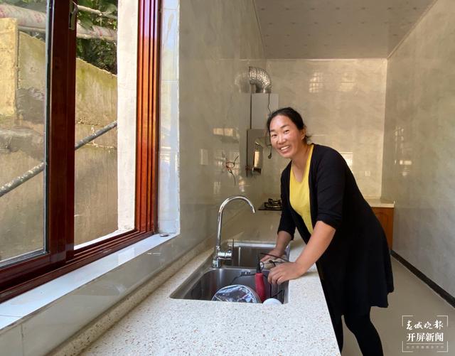 【2020迪慶故事】 鄉(xiāng)村旅游成就小康生活(春城晚報-開屏新聞記者 木曉雯 周柯妤 王宇衡 攝影報道)村民蓋上新房子3.jpg