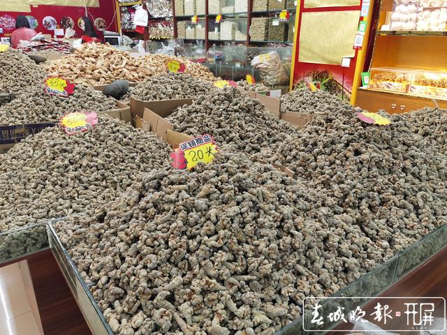 昆明三七節(jié)前銷(xiāo)量增加 價(jià)格同比降幅近40% 記者：劉文波 實(shí)習(xí)生：胡正男 攝影報(bào)道