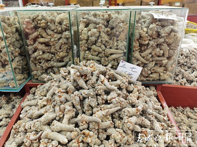 昆明三七節(jié)前銷(xiāo)量增加 價(jià)格同比降幅近40% 記者：劉文波 實(shí)習(xí)生：胡正男 攝影報(bào)道