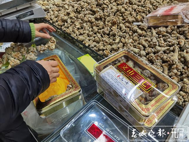昆明三七節(jié)前銷(xiāo)量增加 價(jià)格同比降幅近40% 記者：劉文波 實(shí)習(xí)生：胡正男 攝影報(bào)道