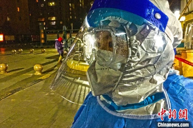 3天時間，這支由20人組成的采樣分隊完成了約3萬名居民的咽拭子采集任務(wù)。圖片由陸軍軍醫(yī)大學(xué)士官學(xué)校附屬醫(yī)院提供