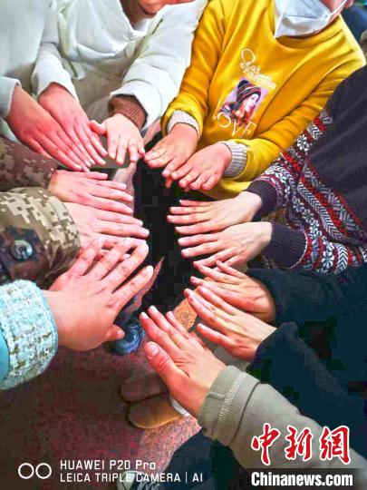 醫(yī)療隊員們被凍傷的手。圖片由陸軍軍醫(yī)大學(xué)士官學(xué)校附屬醫(yī)院提供