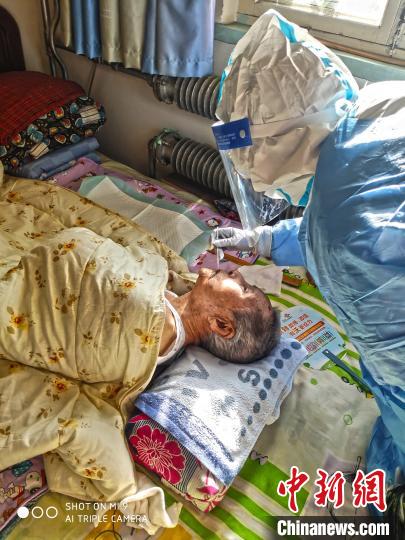 醫(yī)療隊員入戶為居民進(jìn)行核酸采樣。圖片由陸軍軍醫(yī)大學(xué)士官學(xué)校附屬醫(yī)院提供