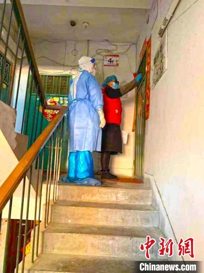 醫(yī)療隊員上門進(jìn)行核酸采樣。圖片由陸軍軍醫(yī)大學(xué)士官學(xué)校附屬醫(yī)院提供