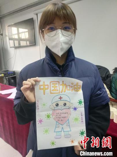 孩子們?yōu)獒t(yī)療隊員送去表達(dá)感謝的圖畫。圖片由陸軍軍醫(yī)大學(xué)士官學(xué)校附屬醫(yī)院提供