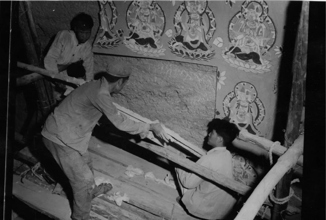 △1963年，配合巖體加固壁畫(huà)揭取。（敦煌研究院提供）