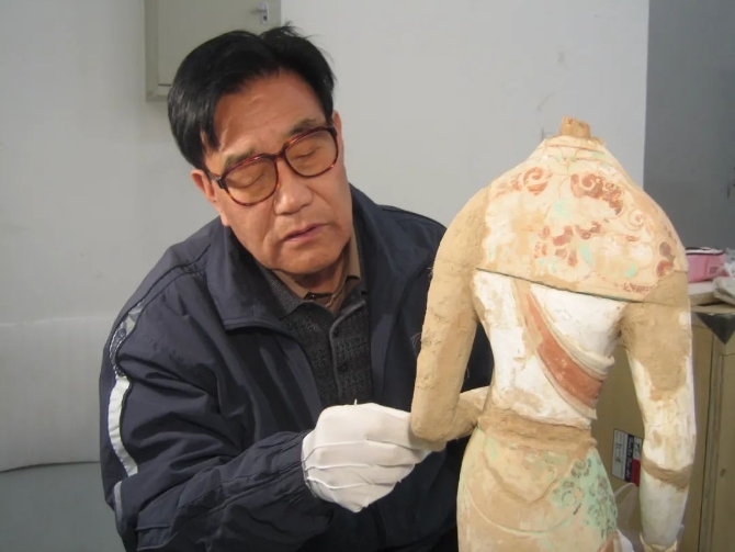 △2010年，敦煌研究院藏唐代彩塑菩薩像修復(fù)。（李波拍攝）