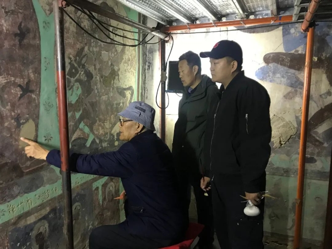 △李云鶴（左）、兒子李波（中）、孫子李曉洋（右）2019年莫高窟465窟工作現(xiàn)場(chǎng)（莊岳拍攝）