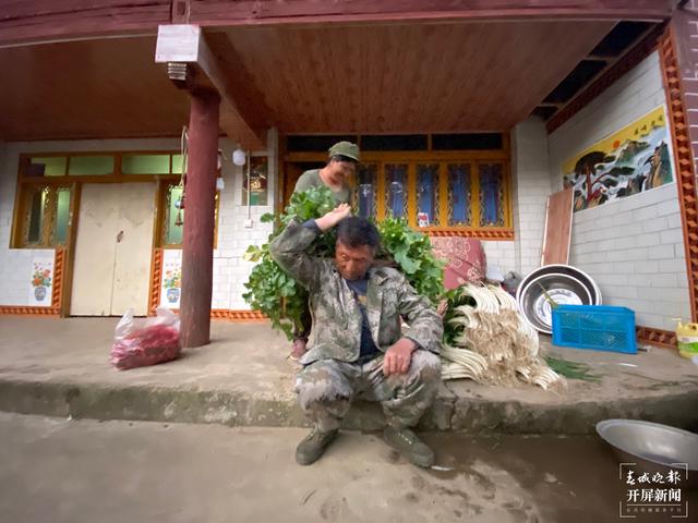 【2020迪慶故事】蔬菜大棚“種”出幸福生活 和繼泉(春城晚報(bào)-開屏新聞?dòng)浾?木曉雯 周柯妤 王宇衡 攝影報(bào)道)4.jpg