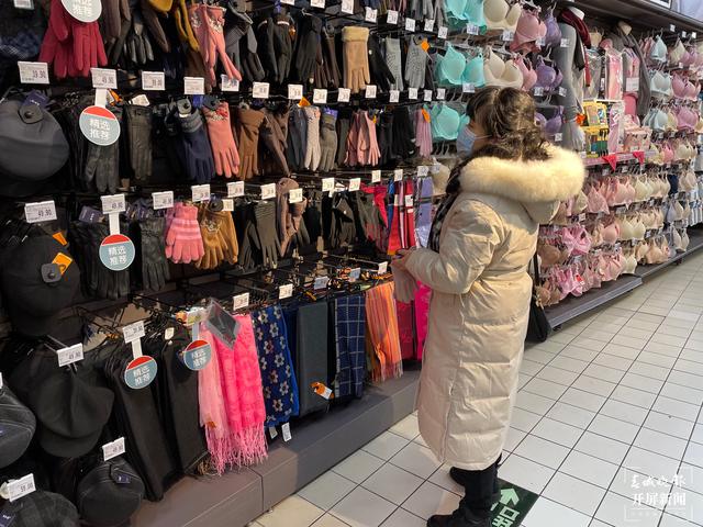 線下，昆明人“抗寒大作戰(zhàn)”，線上，云南保暖類商品銷量增速排名全國第一位（春城晚報-開屏新聞記者 朱婉琪 攝影報道）