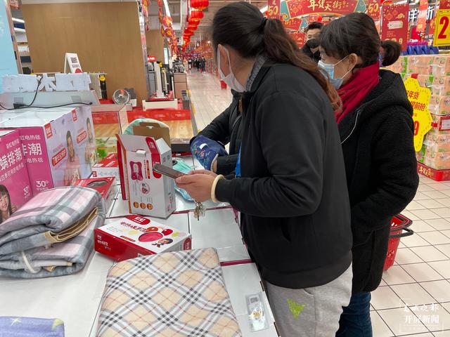 線下，昆明人“抗寒大作戰(zhàn)”，線上，云南保暖類商品銷量增速排名全國第一位（春城晚報-開屏新聞記者 朱婉琪 攝影報道）