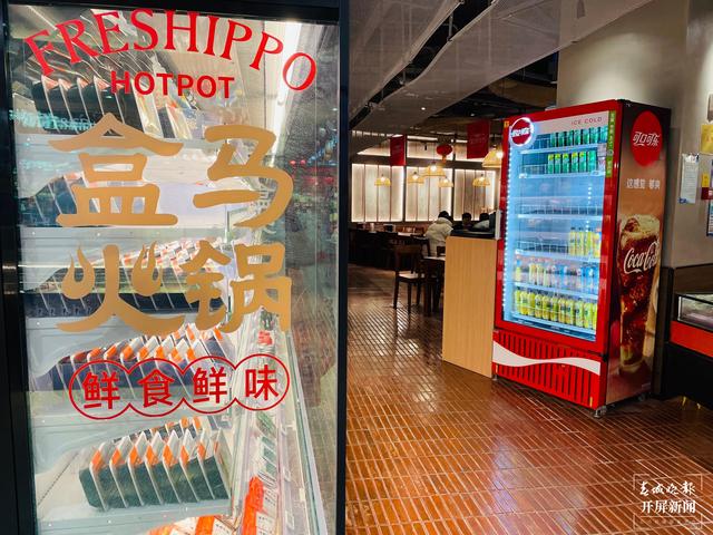 線下，昆明人“抗寒大作戰(zhàn)”，線上，云南保暖類商品銷量增速排名全國第一位（春城晚報-開屏新聞記者 朱婉琪 攝影報道）